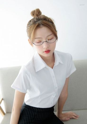 两个人打扑克牌的剧烈运动又疼又叫海报