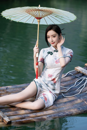 伸进里宾馆偷拍海报